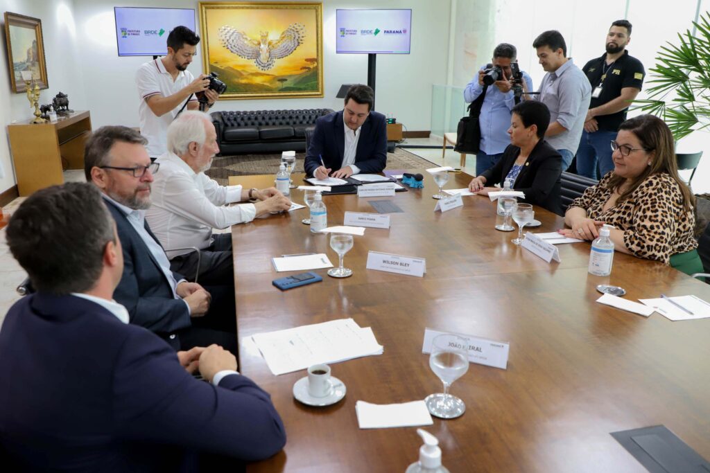 BRDE libera R$ 91,4 milhões para novos investimentos de empresas e prefeituras 9 governador brde 25 09 23 5