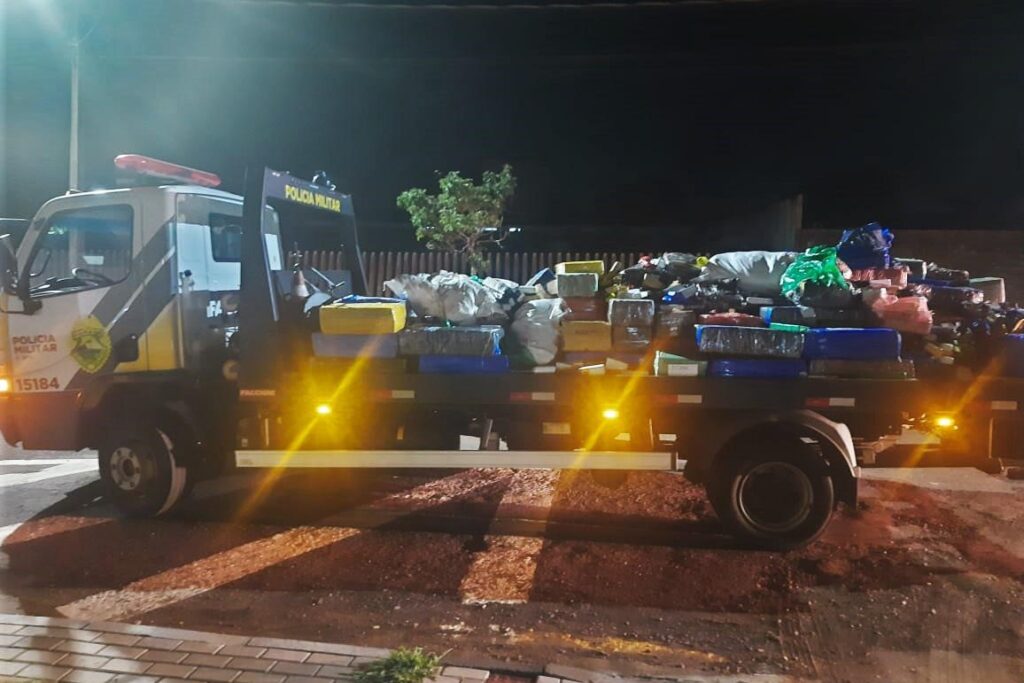 Polícia Militar encontra 3,2 toneladas de maconha em carreta tombada em Cascavel
Foto: PMPR