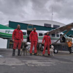 Bombeiros e cães do Paraná embarcaram neste sábado para ajudar o Rio Grande do Sul