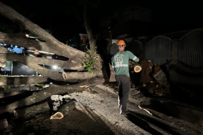 O número de imóveis sem energia foi reduzido de 65 mil para 14 mil na manhã desta terça. As equipes da Prefeitura, Copel, Corpo de Bombeiros e Defesa Civil Municipal seguem nas ruas e trabalham de forma ininterrupta para realizar a limpeza, desobstrução das vias e atendimento das famílias. 