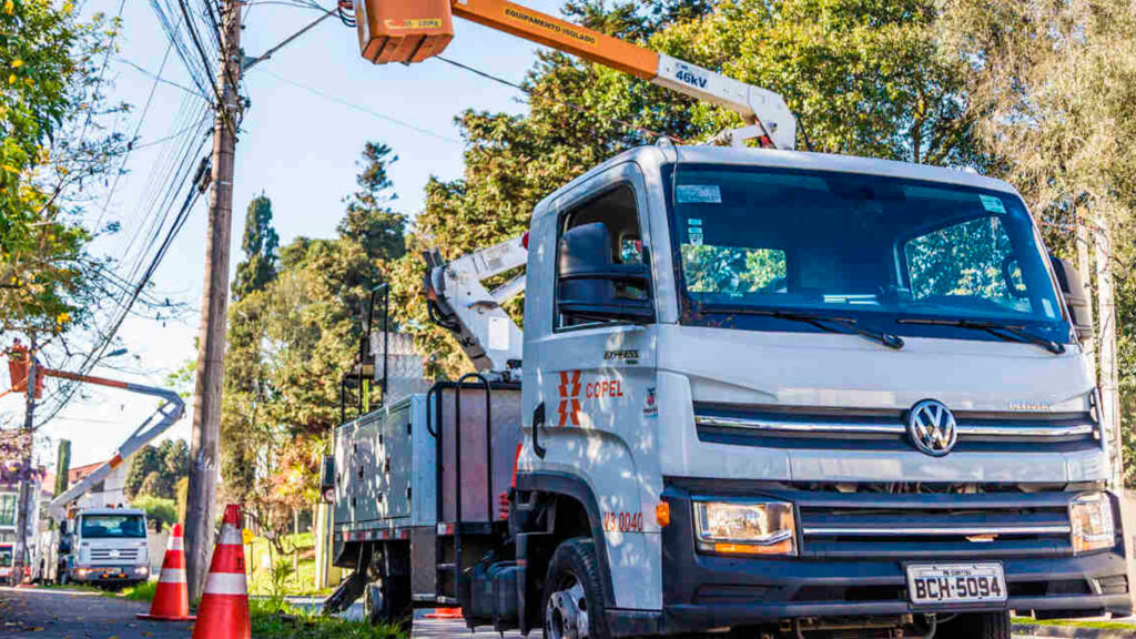 Equipes da Copel vindas de outras regiões auxiliam equipes de Maringá e cidades vizinhas na reconstrução das redes danificadas pelo forte temporal