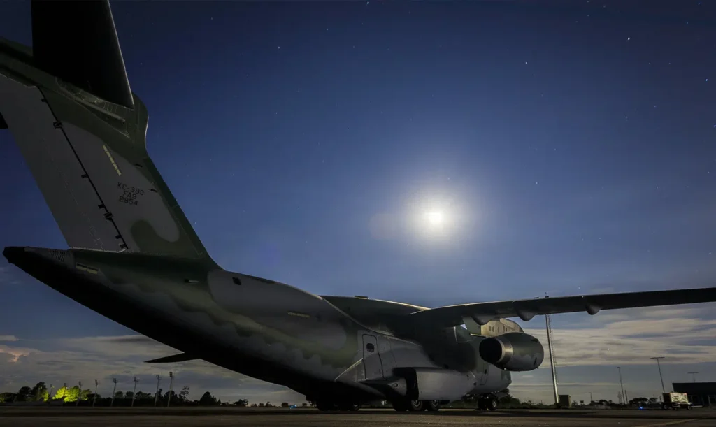 Oitava aeronave da Força Aérea Brasileira decola de Roma na Itália para Tel Aviv em Israel 3 KC 390 de Tel Aviv para o Brasil 2