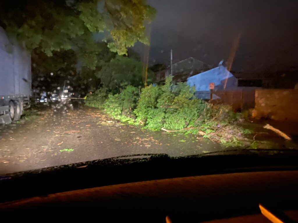Maringá enfrenta Consequências de Forte Temporal - Gabinete de Gestão de Crises está atuando 19 Forte tempestade causa destruição no Jardim Alvorada em Maringá