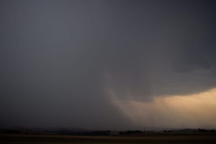 Foto do temporal olhando de Marialva para Maringá, da pra ver bem o momento em que a microexplosão atingia a zona norte de Maringá.