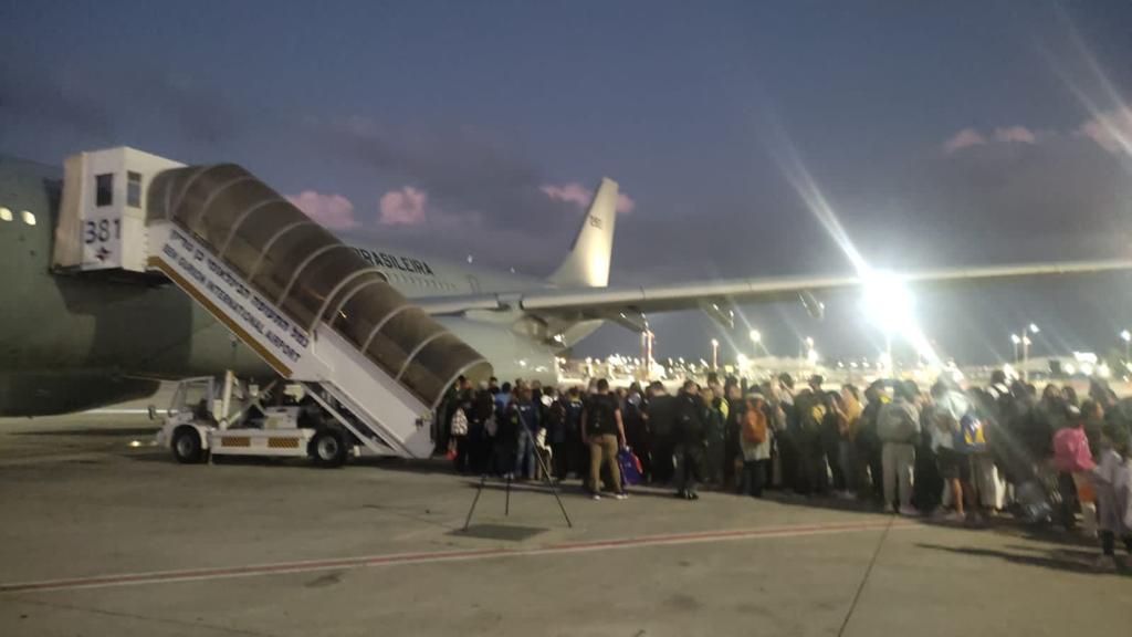 Brasileiros embarcam no primeiro voo de Tel-aviv para Brasília. Crédito das fotos: FAB e Gov BR