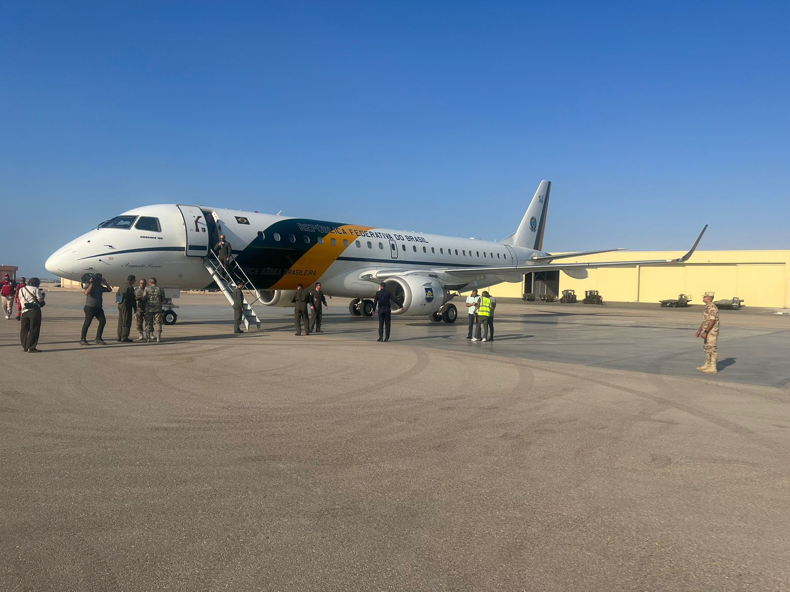 Avião da Presidência da República pousa no Egito com apoio humanitário