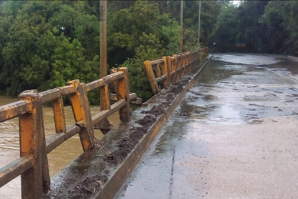 Chuvas bloqueiam ponte entre São Mateus do Sul e o município catarinense de Três Barras