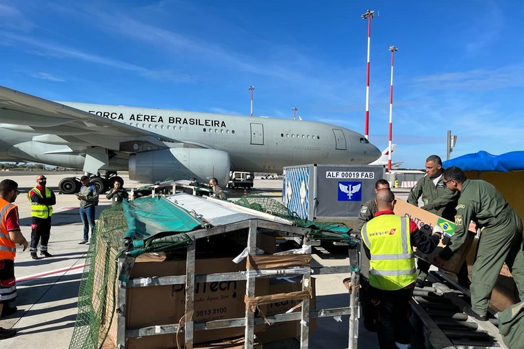 Aeronave com kits de ajuda humanitária e especialistas para prestar auxílio psicológico a repatriados chega a Roma 2 image 13