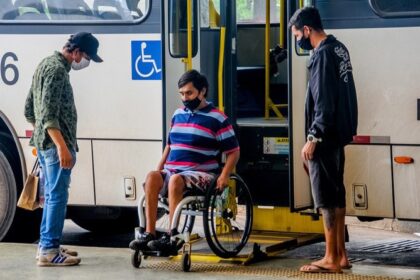 Municípios com mais de 20 mil habitantes são obrigados a elaborar e a aprovar planos de mobilidade, considerando serviços de transporte público, circulação viária, acessibilidade para pessoas com deficiência e restrição de mobilidade