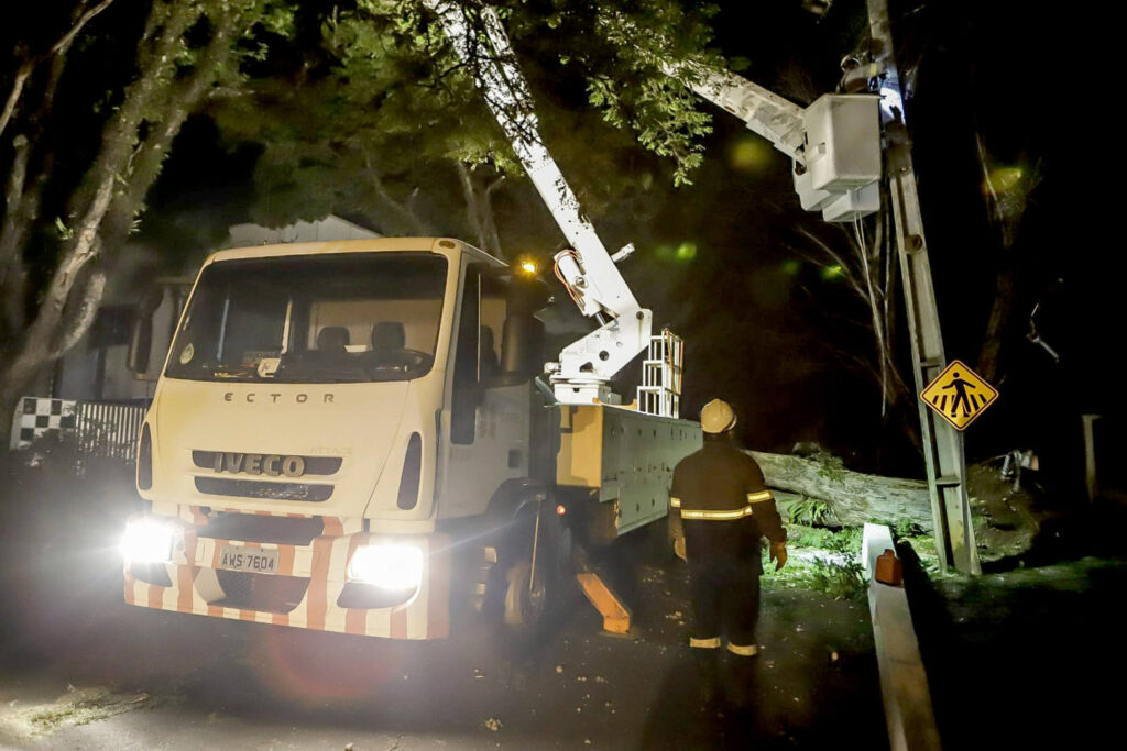 Mais de 900 profissionais da Copel estão em campo para restabelecer a energia
Foto: Copel