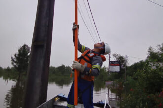 Chuvas que ainda não cessaram obriga equipes da Copel a usarem barcos em áreas alagadas para restabelecer energia elétrica