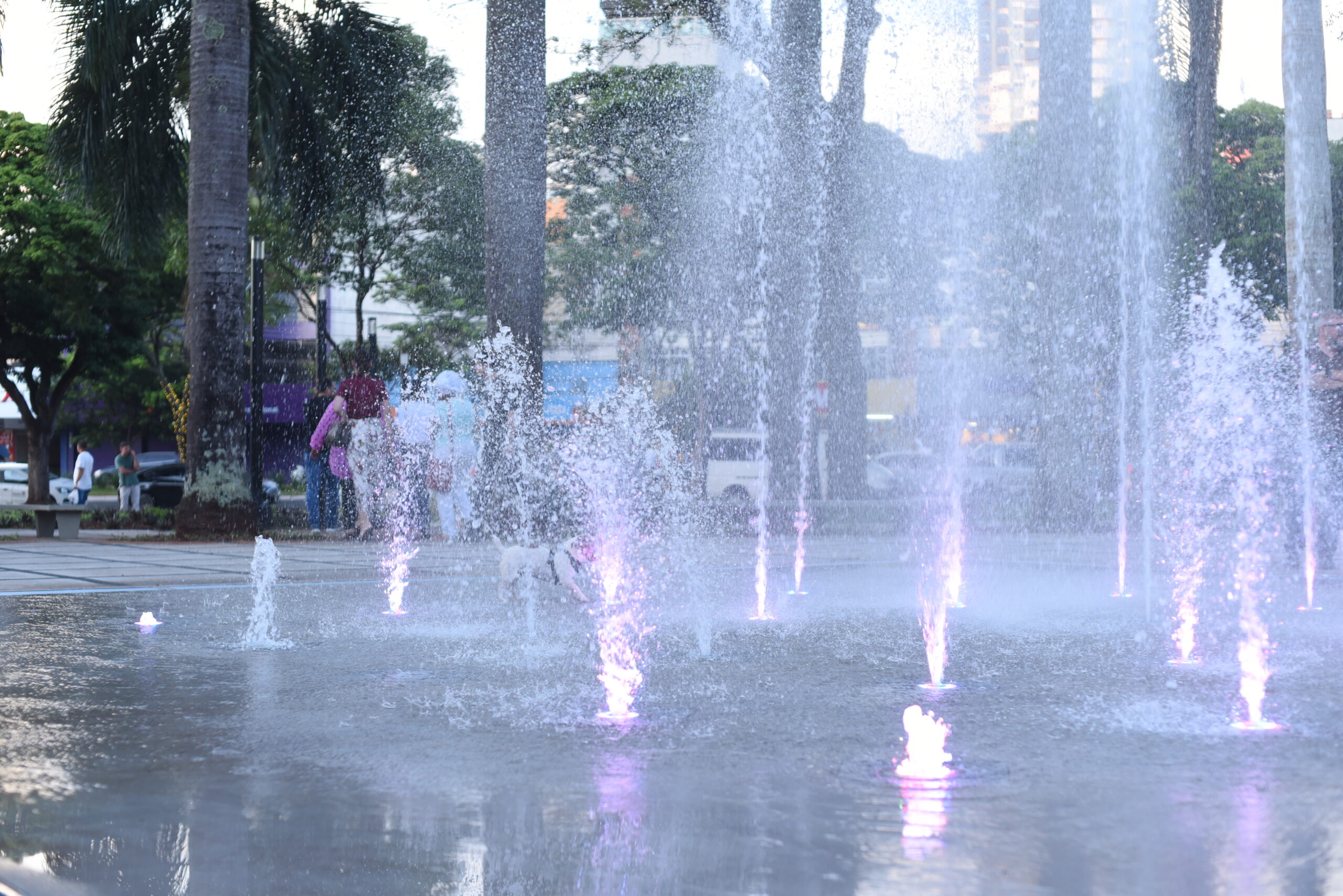 Fontes de água da Praça Napoleão Moreira da Silva, popularmente conhecida como Praça das Pernambucanas, no Centro de Maringá