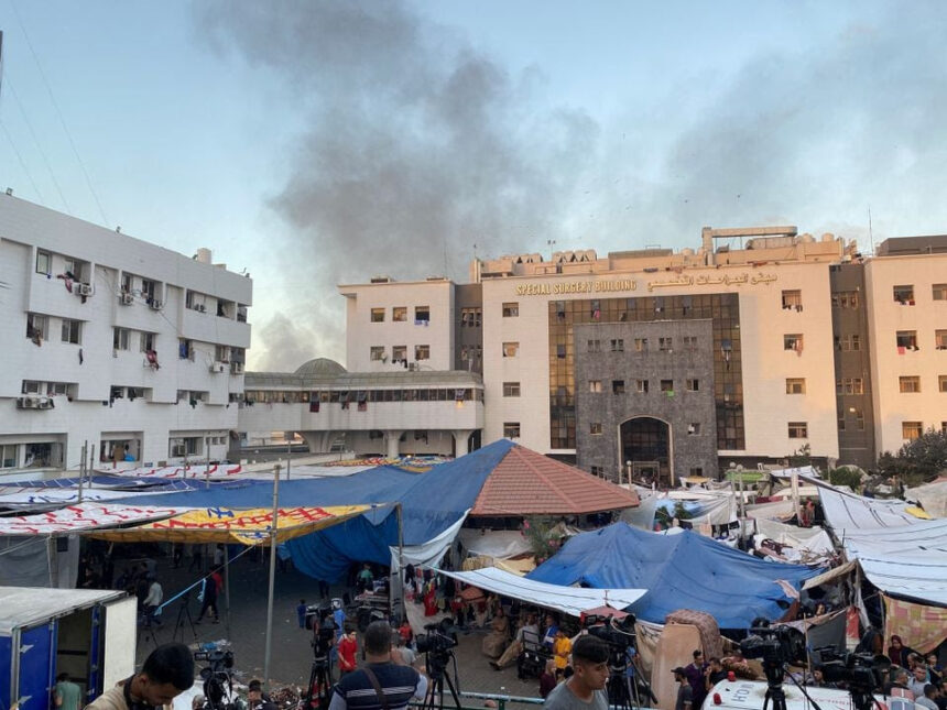 A fumaça sobe enquanto palestinos deslocados se abrigam no hospital Al Shifa. REUTERS/Doaa Rouqa/Foto de arquivo