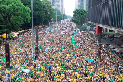 Megamanifestação na Avenida Paulista em São Paulo