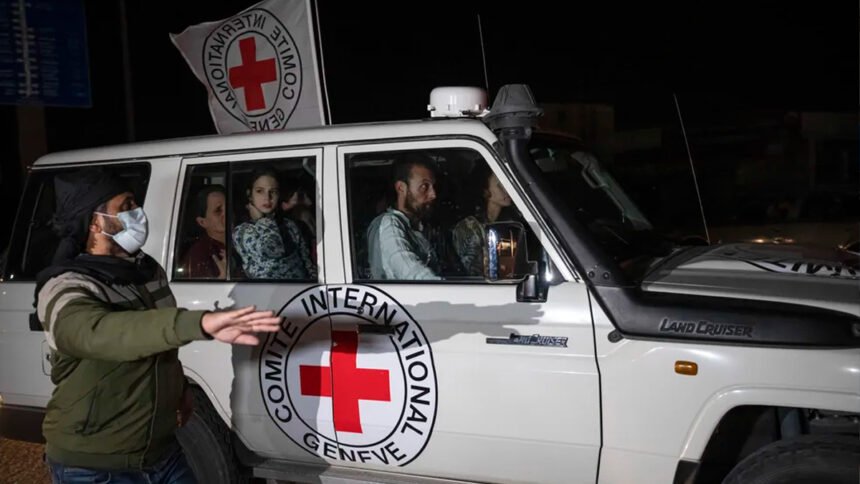 Faixa de Gaza reféns libertados pelo Hamas em carro da cruz vermelha