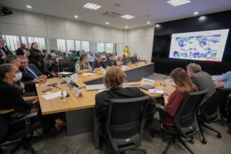 Reunião de emergência na sala de situação da sede do Ibama em Brasília, com representantes do Governo Federal e do estado de Mato Grosso. Foto Gil FerreiraAscom-SRI