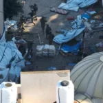 Soldados israelenses caminham no complexo hospitalar Al Shifa, em meio à sua operação terrestre contra o grupo islâmico palestino Hamas