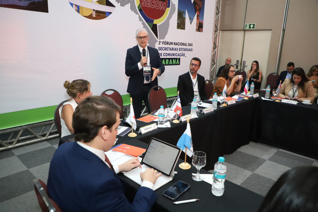 Relação sincera do poder público com imprensa é tema de Fórum Nacional no Paraná 6 Palestra do jornalista Fernando Rodrigues,