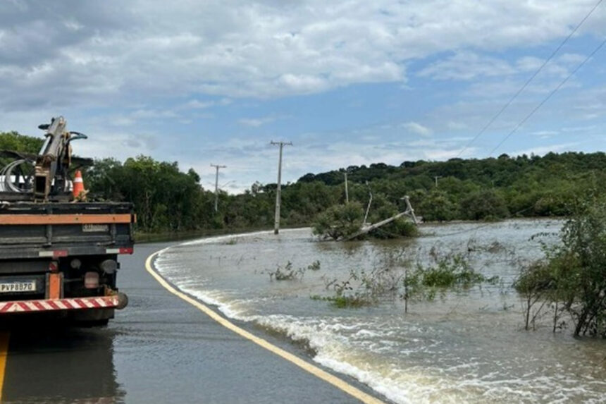 Temporais destroem 5,1 mil postes em 4 meses e demandam mobilização total da Copel