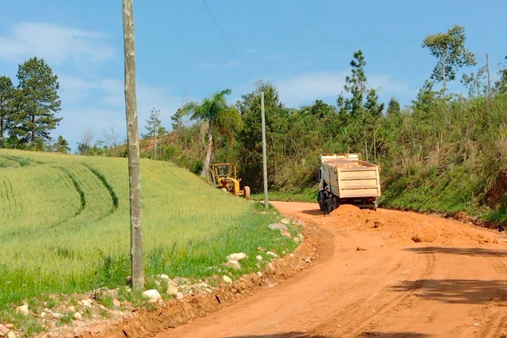 Governo do Paraná começa a pagar R$30 milhões para reconstruir estradas rurais 2 pr 511 catanduvas do sul 03