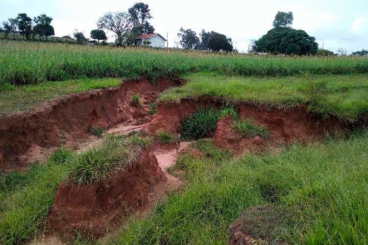 Munhoz de Mello terá obra para solucionar erosão em terreno vizinho à PR-550 2 pr 550 terreno com erosao 02