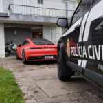 Os policiais civis também cumpriram seis mandados de busca e apreenderam carros e motos de luxo, US$ 3,2 mil, R$ 700, seis celulares, duas armas de fogo e um tablet.