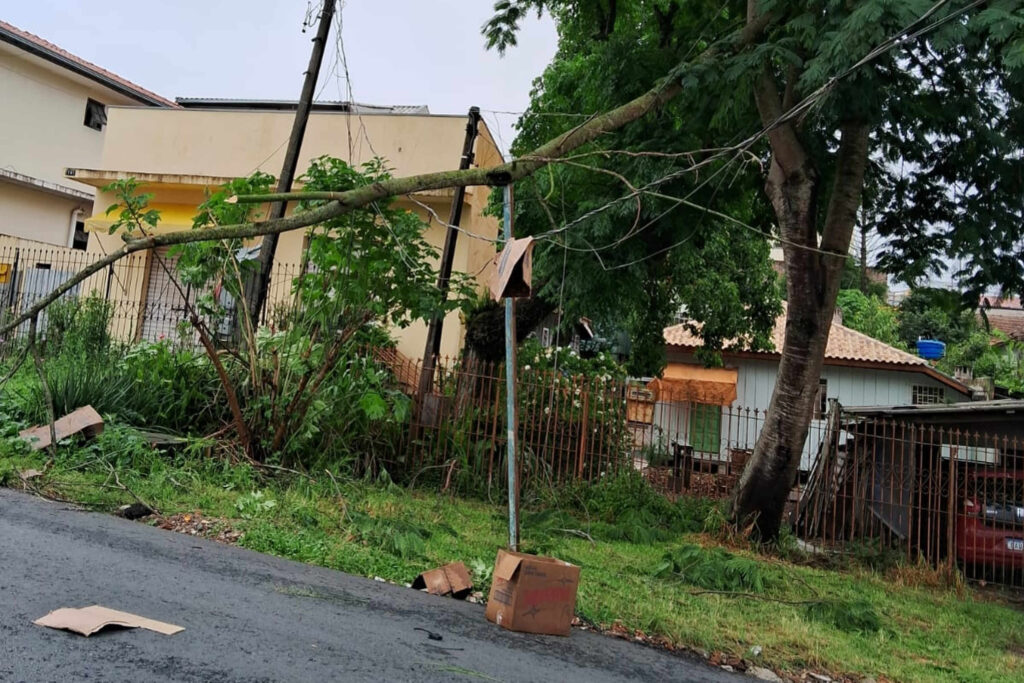 Mais de mil profissionais da Copel trabalham para restabelecer energia no Estado