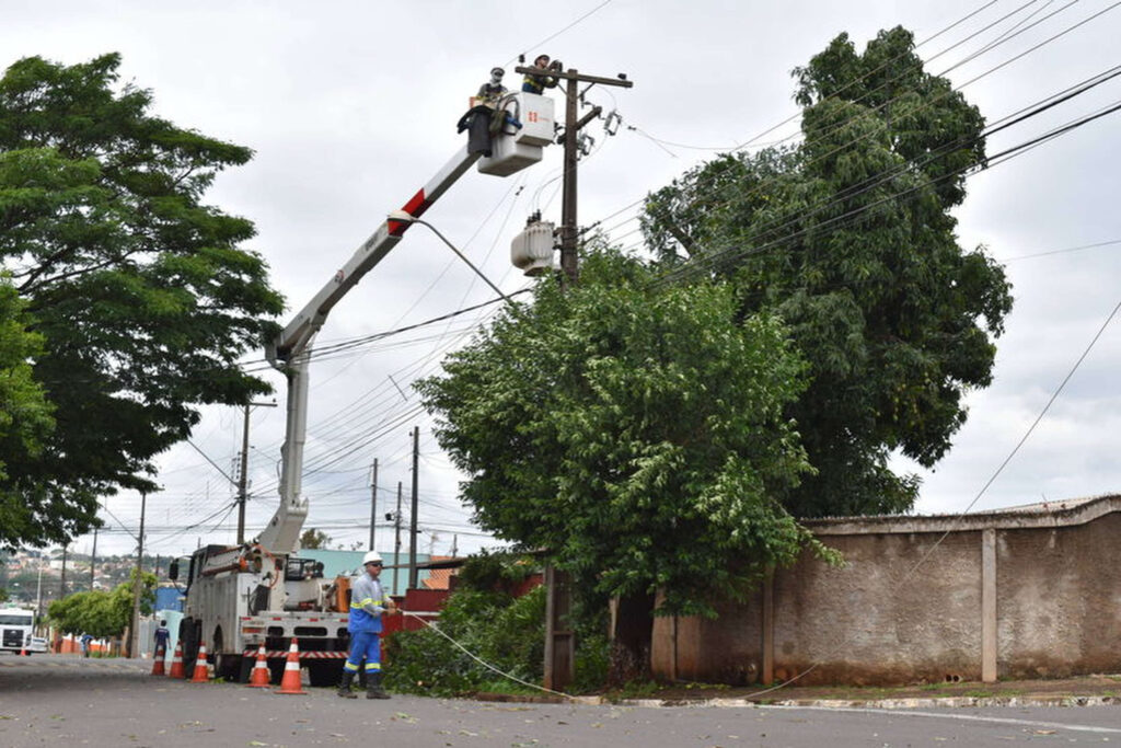 Mais de mil profissionais da Copel trabalham para restabelecer energia no Estado
