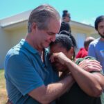 Com recursos próprios, Prefeitura entrega Residencial Egeia e concretiza sonho da casa própria de 20 famílias