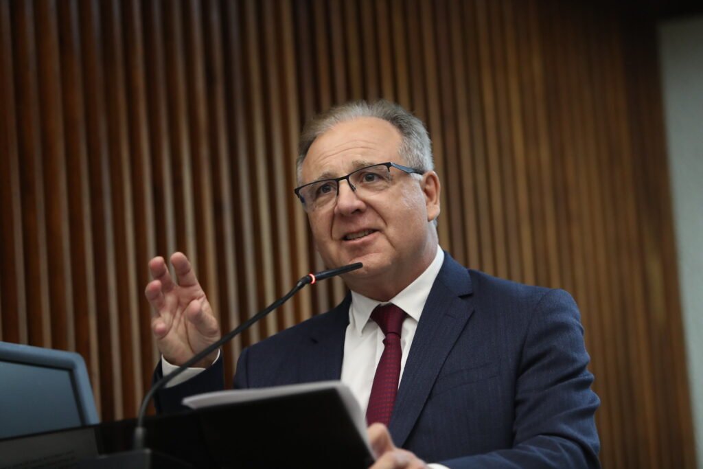 Referência da oftalmologia, médico Hamilton Moreira é cidadão benemérito do Paraná