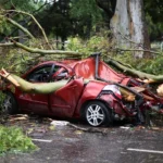 Chuva forte carro destruído na Argentina