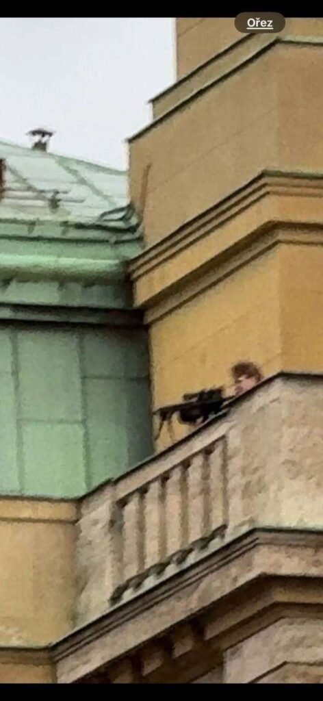 Terror: Homem armado mata 15 pessoas e fere 24 em universidade de Praga 3 GB4fRoMaUAAOCD1
