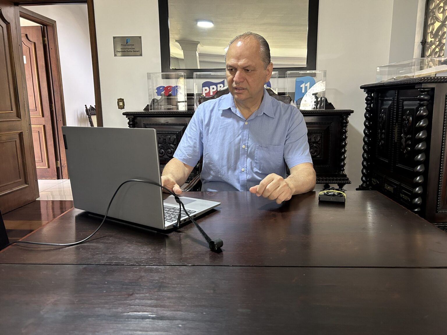 Ricardo Barros, despachando na sede do Progressistas em Curitiba durante o recesso de fim de ano