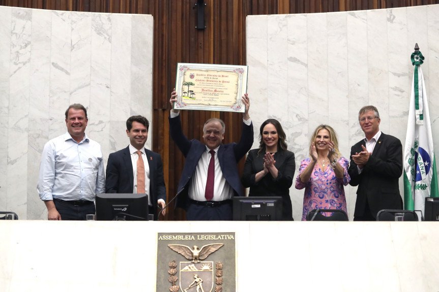 Referência da oftalmologia, médico Hamilton Moreira é cidadão benemérito do Paraná