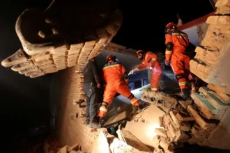 Terremoto mata mais de 100 pessoas na China e casas desabam