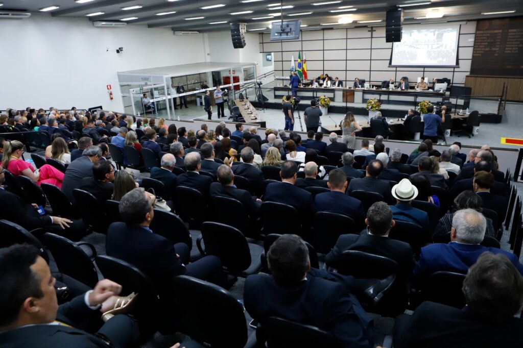 Presidente do Conselho Federal de Corretores de Imóveis, João Teodoro da Silva, é o mais novo Cidadão Honorário de Maringá