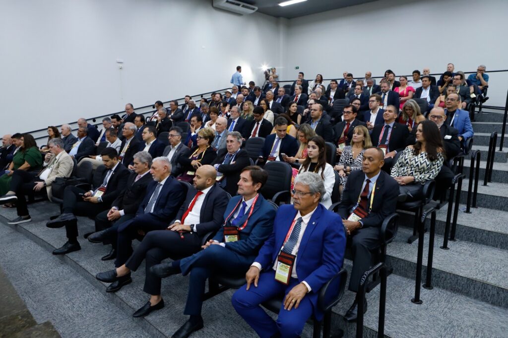 Presidente do Conselho Federal de Corretores de Imóveis, João Teodoro da Silva, é o mais novo Cidadão Honorário de Maringá