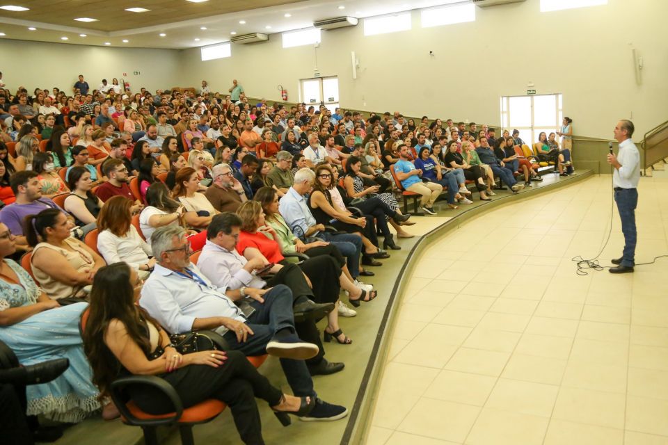 Com foco na valorização dos servidores, prefeito Ulisses Maia lança plataforma de cursos, banco de talentos e app ′Conecta Servidor′