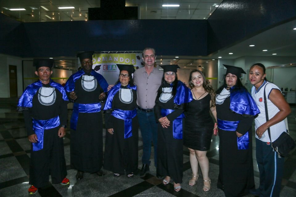 Alunos da EJA celebram formatura