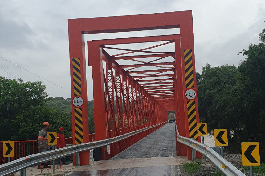 ponte metálica sobre o Rio da Várzea, na PR-427, entre a Lapa (Região Metropolitana de Curitiba) e Campo do Tenente (região Sul)