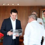 Governador Carlos Massa Ratinho Junior recebe troféu nesta segunda-feira (04), mais um reconhecimento às ações do governo para atendimento à população.