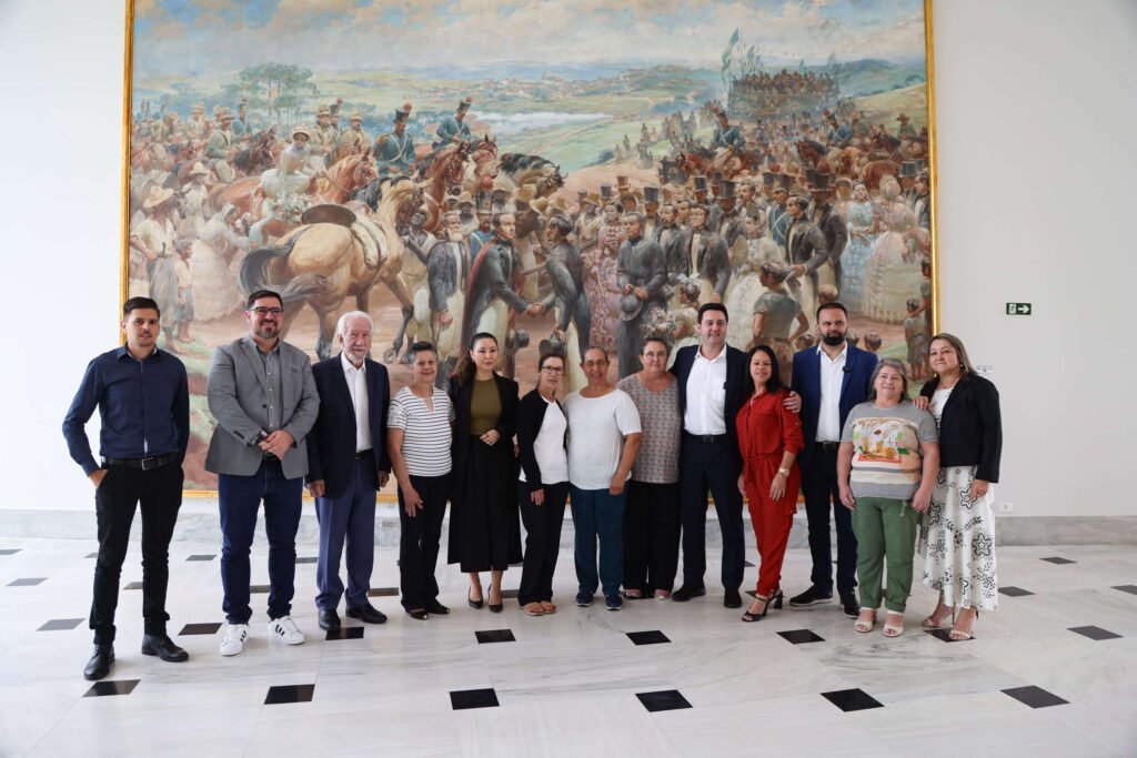 Com ganhos salariais, Governo propõe valorização para os funcionários da educação básica 2 O anúncio do projeto que moderniza o Quadro de Funcionários da Educação Básica foi feito em um almoço do governador Ratinho Junior com servidores da rede estadual de ensino.