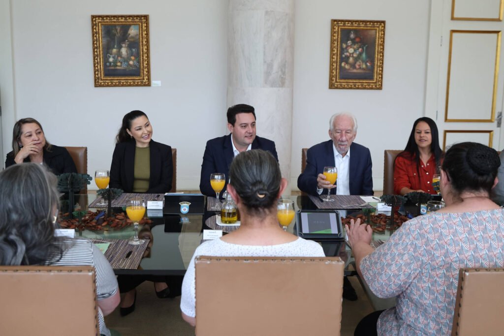 Com ganhos salariais, Governo propõe valorização para os funcionários da educação básica 3 O anúncio do projeto que moderniza o Quadro de Funcionários da Educação Básica foi feito em um almoço do governador Ratinho Junior com servidores da rede estadual de ensino.