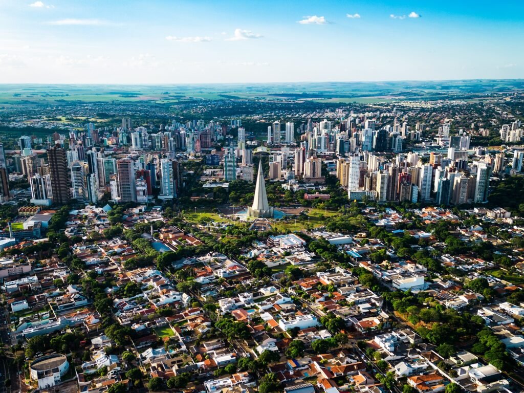 Paraná registra maior crescimento em atividade econômica no Brasil em 2023, aponta Banco Central 5 Vista aérea de Maringá por drone 4k