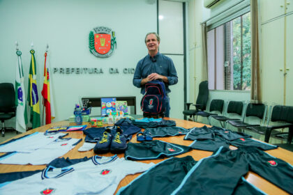 Ulisses Maia apresenta kit escolar e uniformes da rede municipal de ensino