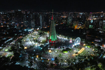 Praça da Catedral de Maringá, com show da banda Paralamas do Sucesso, no Show da Virada na programação da ′Maringá Encantada′