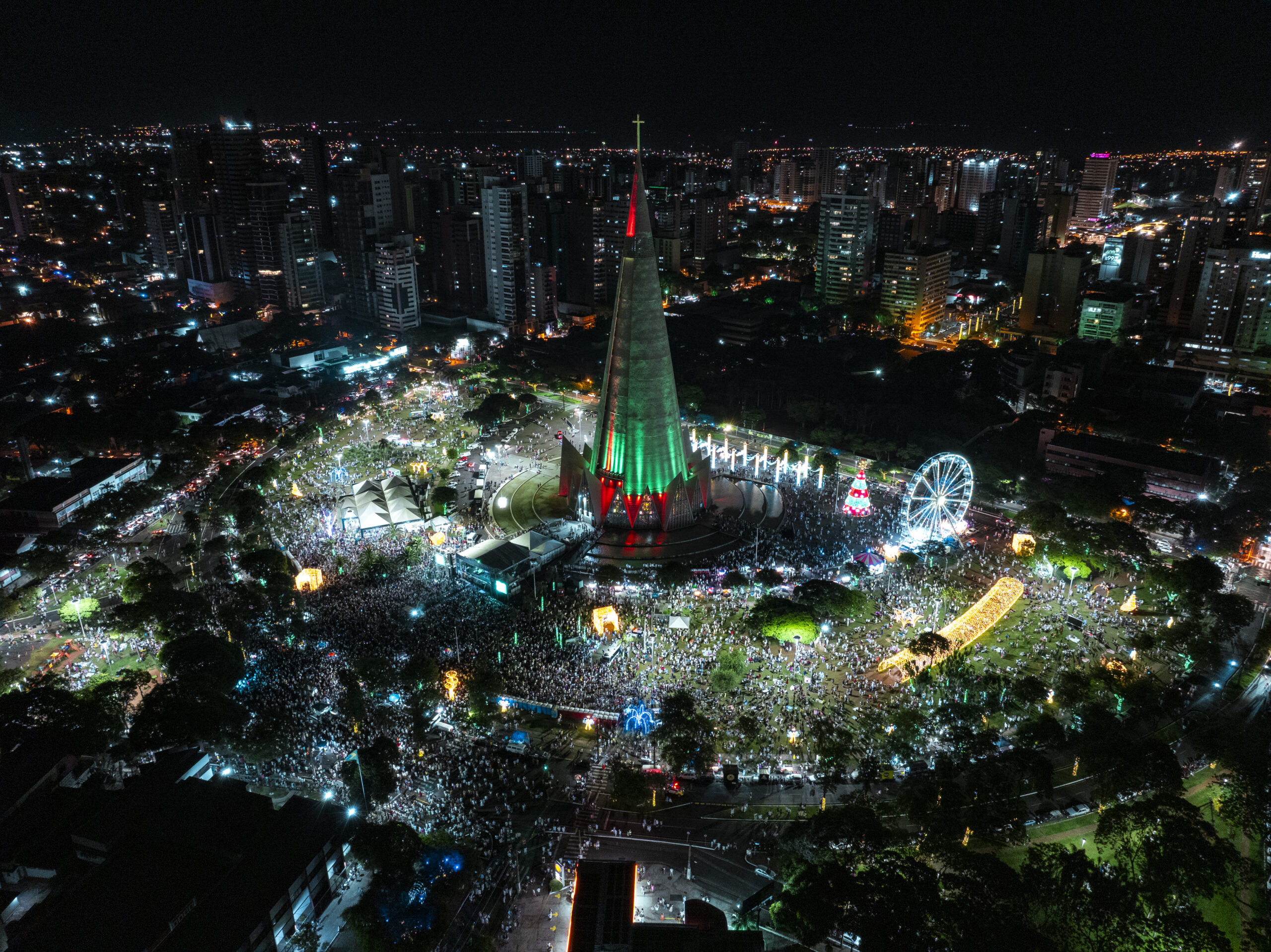 Praça da Catedral de Maringá, com show da banda Paralamas do Sucesso, no Show da Virada na programação da ′Maringá Encantada′