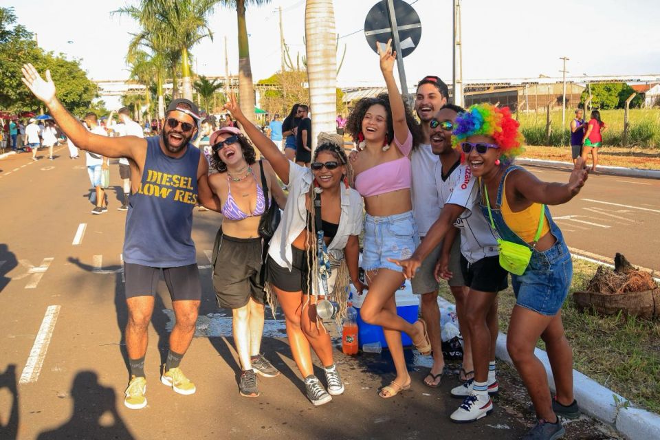 Milhares de pessoas aproveitam primeira edição do Pré-Carnaval de Maringá 2024 3 Pré-Carnaval de Maringá 2024