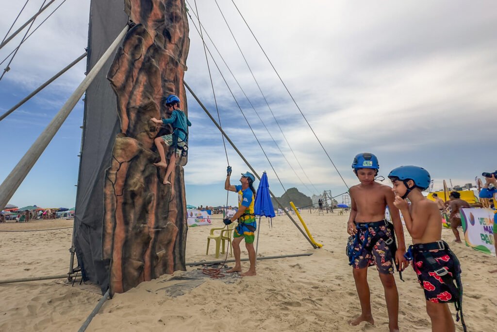 Tirolesa com 60 metros e parede de escalada são convite para aventura na praia de Caiobá 2 tirolesa 01