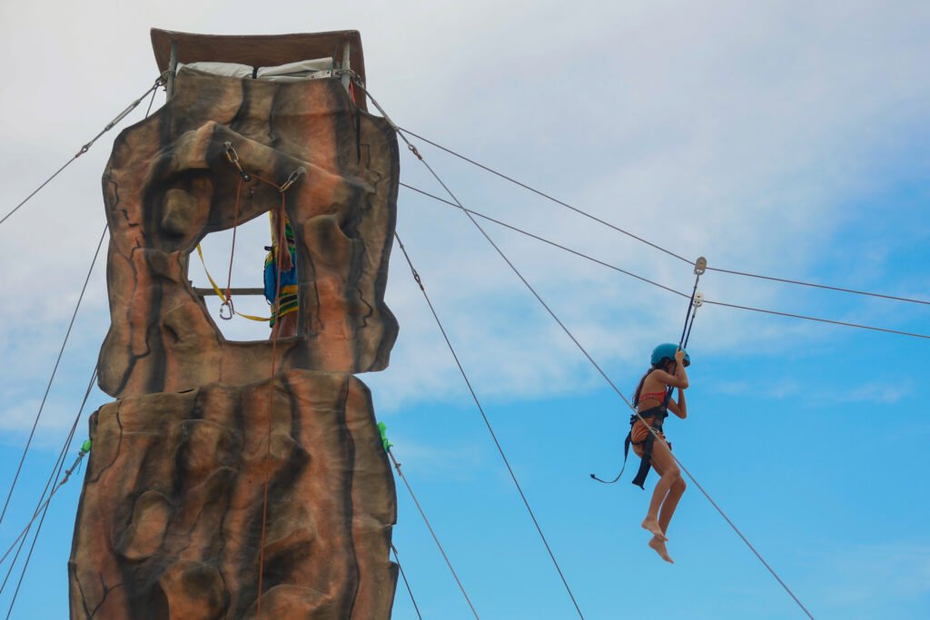 Tirolesa com 60 metros e parede de escalada são convite para aventura na praia de Caiobá 8 tirolesa 02